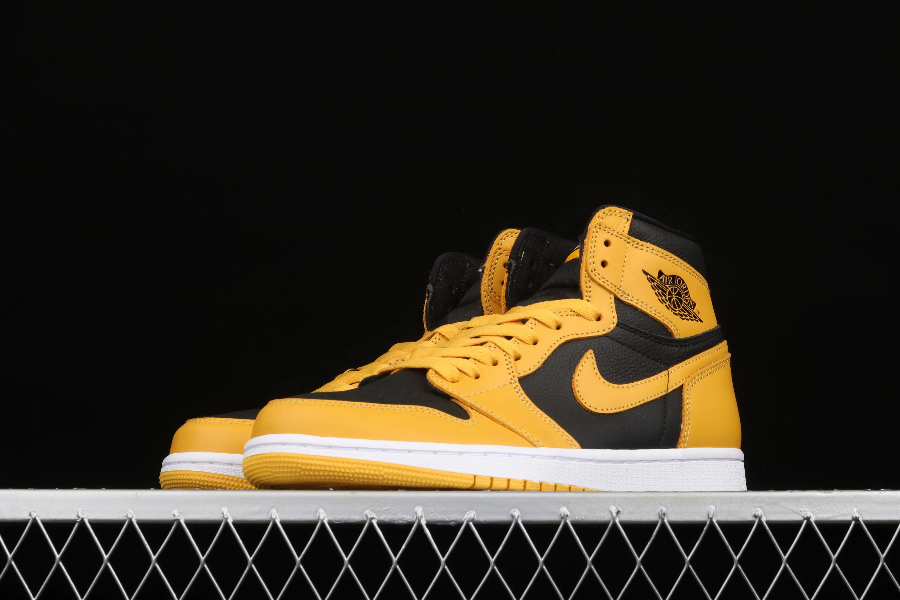 All categories Air Jordan Jordan series basketball shoes Air Jordan 1 High L version Air Jordan 1 High OG "Pollen" AJ1 Joe 1 black and yellow 555088-701